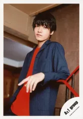 【中古】生写真(ジャニーズ) Aぇ! group/佐野晶哉/上半身・衣装黒.オレンジ・左肘手すり・寄りかかり/「僕らAぇ! groupがbrakeしそうですねん?!」グッズオフショット/公式生写真