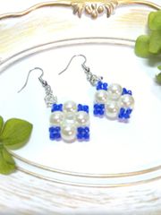 青いお花のピアス