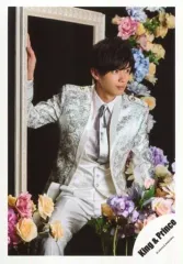 【中古】生写真(ジャニーズ) King ＆ Prince/神宮寺勇太/膝上・座り・衣装白・手前に花束/「King ＆ Prince First Concert Tour 2018」グッズオフショット/公式生写真