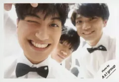 【中古】生写真(ジャニーズ) Aぇ! group/集合(3人)/横型・バストアップ・衣装白・小島右目閉じ・佐野覗き込み/「ジャニーズJr.8・8祭り～東京ドームから始まる～」セルフィー/公式生写真
