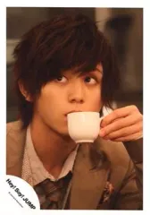 【中古】生写真(ジャニーズ) Hey! Say! JUMP/山田涼介/顔アップ・ジャケットベージュ・左手マグカップ・目線左上/公式生写真