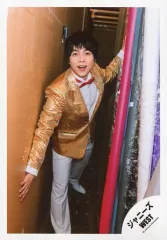 【中古】生写真(ジャニーズ) ジャニーズWEST/重岡大毅/全身・衣装金・白・右手壁・体右向き/「ジャニーズWEST LIVE TOUR 2019 WESTV!」グッズオフショット/公式生写真