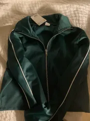 h ＆ m 緑 クロップド ジャケット