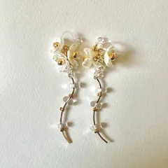 白いミニブーケの揺れるノンホールピアス