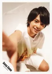 【中古】生写真(ジャニーズ) Sexy Zone/佐藤勝利/全身・衣装白・オレンジ・しゃがみ・右手前突き出し・左手後ろ・背景白/公式生写真