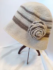 クラッシャーハット　クロシェハット　バケットハット　ハンドメイドハット　ハンドメイド帽子　コサージュ　秋冬帽子　バラサージュ　ニット帽　帽子　ベージュ