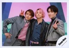 【中古】生写真(ジャニーズ) Snow Man/向井康二・佐久間大介・渡辺翔太/横型・上半身/シングル「タペストリー / W」MV＆ジャケ写オフショット/公式生写真