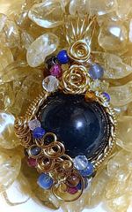 深い青色　インディゴブルーアパタイト(13mm) ワイヤーアート・ペンダント