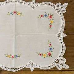 フランス蚤の市　センターテーブル　レース　小花　刺繍　バテンレース　クロスステッチ　コットン【165-19】