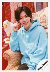 【中古】生写真(ジャニーズ) King ＆ Prince/神宮寺勇太/膝上・座り・衣装青・右手顔・左手下/アルバム「L＆」MV＆ジャケ写オフショット/公式生写真