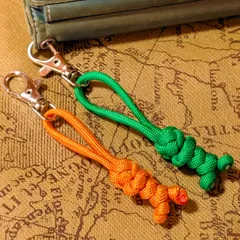 パラコード 人形 キーホルダー 2個セット ジッパーダブ チャーム ストラップ ハンドメイド スマホ カメラ ギフト オレンジ 緑 ミドリ グリーン