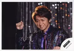 【中古】生写真(ジャニーズ) 嵐/大野智/横型・バストアップ・両手グー・手前にマイク・衣装紫メタリック/「ワイルドアットハート」/公式生写真