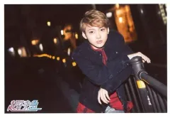 【中古】生写真(男性) 超特急/ユーキ(村田祐基)/横型・上半身・衣装赤黒・腕交差・右手柵・屋外/「超特急 LIVE TOUR 2016 Synchronism～Body ＆ Groovin’～」生写真 第15弾