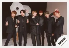 【中古】生写真(ジャニーズ) SixTONES/集合(6人)/横型・膝上・衣装黒・腕組み・ピース・ジェシー両手広げ/「TrackONE -IMPACT-」グッズオフショット/公式生写真