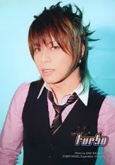 【中古】生写真(男性) T.M.Revolution/西川貴教/バストアップ・ボーダーシャツ赤白・ベスト黒・顔傾げ・背景水色/turbo/公式ブロマイド
