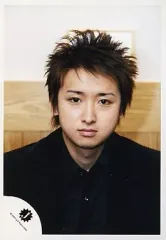 【中古】生写真(ジャニーズ) 嵐/大野智/バストアップ・黒シャツ・カメラ目線・背景木目/公式生写真