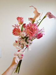 桜とカラーリリーの縦長ブーケ　アームブーケ　ウェディングブーケ　ブートニア付き　造花　胡蝶蘭　桜　カラー