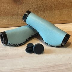 【新品】手縫いステッチグリップ 握りやすいエルゴ形状 ブルーグレー 合皮レザー