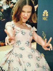 ミリー・ボビー・ブラウン直筆サイン入り超大型写真…Millie