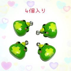 8293◾️チャーム◾️かえるちゃん◾️４個入り◾️樹脂粘土パーツ◾️工作　ハンドメイド　材料　手作り　ビーズ　カンつき　ミニチュア　装飾 合金　エナメル　じゃらじゃら材料
