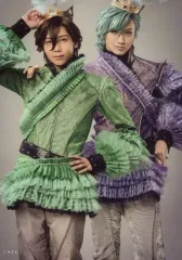 【中古】生写真(男性) 染谷俊之(レイジー)・太田基裕(アインザッツ)/膝上・衣装緑・紫・王冠・肩に手・キャラクターショット/舞台「劇団シャイニング from うたの☆プリンスさまっ♪『マスカレイドミラージュ』」トレーディングブロマイド