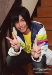 【中古】生写真(ジャニーズ) 7WEST/新垣佑斗/膝上・座り・衣装白・両手ピース・階段/春休み all関西ジャニーズJr. in 大阪城ホール with中山優馬