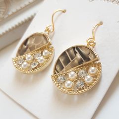 パールストーン×ブラウン　ゴールド　デザインピアス
