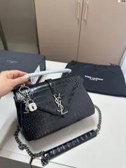 イブサンローラン カサンドラ ショルダーバッグ銀のバックル