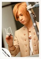 【中古】生写真(ジャニーズ) Hey! Say! JUMP/山田涼介/上半身・衣装ベージュ・白・右手ペン・左向き/アルバム「DEAR.」ジャケ写撮影オフショット/公式生写真