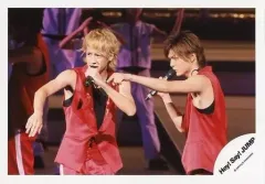 【中古】生写真(ジャニーズ) Hey! Say! JUMP/八乙女光・薮宏太/ライブフォト・横型・膝上・衣装赤・袖無し・目線左・八乙女右腕曲げ・薮指差し/公式生写真