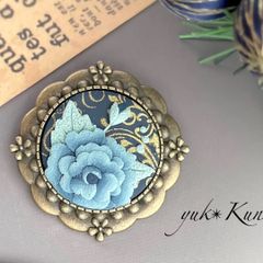 青薔薇のブローチ