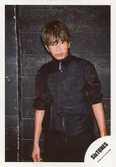 【中古】生写真(ジャニーズ) SixTONES/高地優吾/膝上・衣装黒・両手下・口閉じ・背景黒/「TrackONE -IMPACT-」グッズオフショット/公式生写真