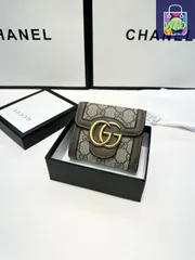 【今日特価】Gucci グッチ ショート三つ折りウォレットシリーズ 牛皮とPVCを採用する