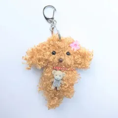 お気に入りのクマのぬいぐるみを抱えたトイプーのモールドールキーホルダー　モールドールチャーム　犬　トイプードル　モールドール　モールドールキーホルダー　キーホルダー　キーリング　キーチェーン　チャーム　韓国　ふわふわ　推し活　推し活グッズ　モール人形