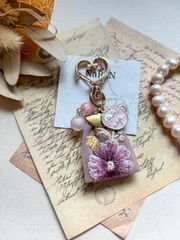 521≫ネコチャームとインド刺繍リボンのキーホルダー