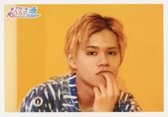 【中古】生写真(男性) 超特急/カイ(小笠原海)/横型・バストアップ・衣装青・左手口元・背景黄/「超特急 POP UP STORE」GOLDEN EPOCH SPECIAL 生写真 タクヤ PRUDUCE Ver.(渋谷限定)