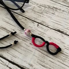 グラスホルダー　首掛けめがねホルダー　メガネモチーフ　赤×黒　ハンドメイド