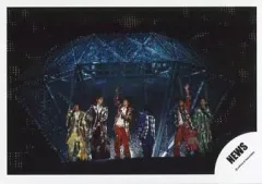 【中古】生写真(ジャニーズ) NEWS/集合(6人)/ライブフォト・横型・全身・衣装赤・青・緑・黄色・右手上げ・マイク/公式生写真