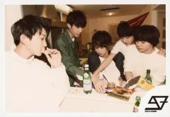 【中古】生写真(男性) SUPER★DRAGON/集合(5人)/横型・上半身・衣装白・カウンター囲み・目線手元・お菓子/「NUMBER 9 TOUR」生写真セット～第4弾～