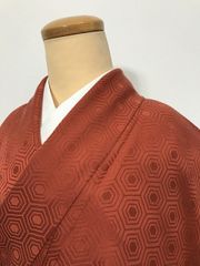 【中古】Mサイズ 色無地 正絹 亀甲の地紋 赤茶色