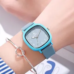 ライトブルー　シンプルでアナログなスクエア型の腕時計　パステルカラーで四角の防水タイプのクォーツ　送料無料　新品　未使用品 安い ゆうメール
