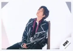 【中古】生写真(ジャニーズ) NEWS/加藤シゲアキ/横型・上半身/シングル「LOSER / 三銃士」MV＆ジャケ写オフショット/公式生写真