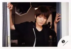 【中古】生写真(ジャニーズ) 7WEST/神山智洋/横型・上半身・衣装黒・白・両手上げ・口閉じ/公式生写真