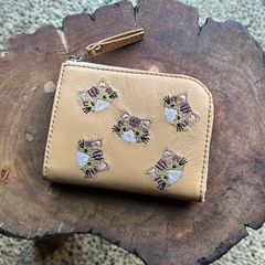 L字ファスナーミニ財布（ベージュの革に茶トラ猫の刺繍）02014-08