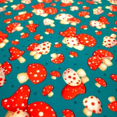USAコットン　Quilting Treasures Facrics　毒きのこ柄 生地　赤×ドット