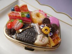 ベリーケーキとクマフィン(フェイクスイーツ)のピルケース(ゴールド ミラー付き)