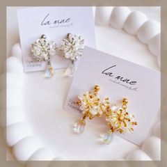 《304ステンレス 24KGP》ハンドメイドピアス 小ぶり パールフラワー お花 ホワイト 白 オーロラビーズ ティアドロップ キラキラ ゴールド シルバー ウェディング アレルギー対応《イヤリング変更可能》