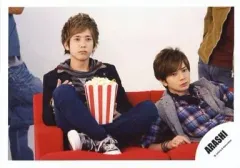 【中古】生写真(ジャニーズ) 嵐/二宮和也・松本潤/横型・座り・左手ポップコーン・目線右・背景白/公式生写真