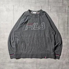 『 FILA / フィラ 』 ロゴ刺繍クルーネックスウェット / Lサイズ / チャコールグレー色 遊び心満載のステッチやリブ部分もシンプルながら個性を表現 胸元には立体的な刺繍ロゴが施されていて、一目でフィラファンの心を掴む