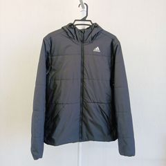 アディダス　adidas ナイロンジャケット　Sサイズ　メンズ　ブラックカラー　黒　冬アウター　冬ジャケット　ポケット付き　メンズカジュアル　メンズアウター　紐付き　ファスナー付き　フード付き　冬服　長袖　良品　スポーツ　防寒　部活　作業服　ロゴ付き